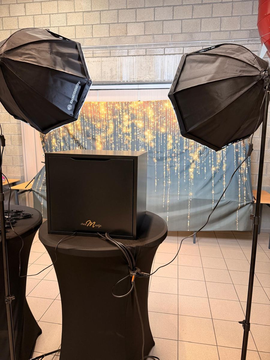 CreaMuntje photobooth met twee softboxen voor een lichtgordijn als backdrop