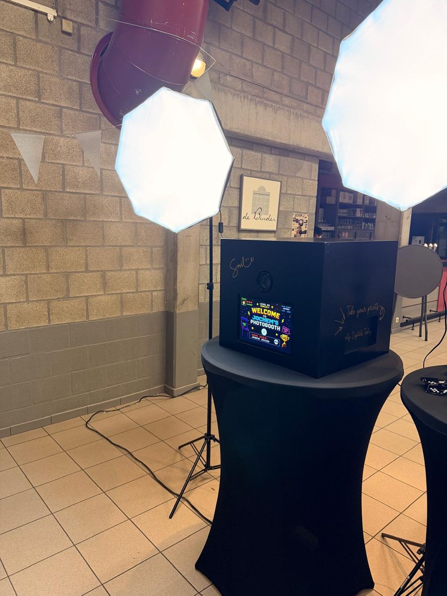 Photobooth op een statafel met professionele verlichting in een feestzaal