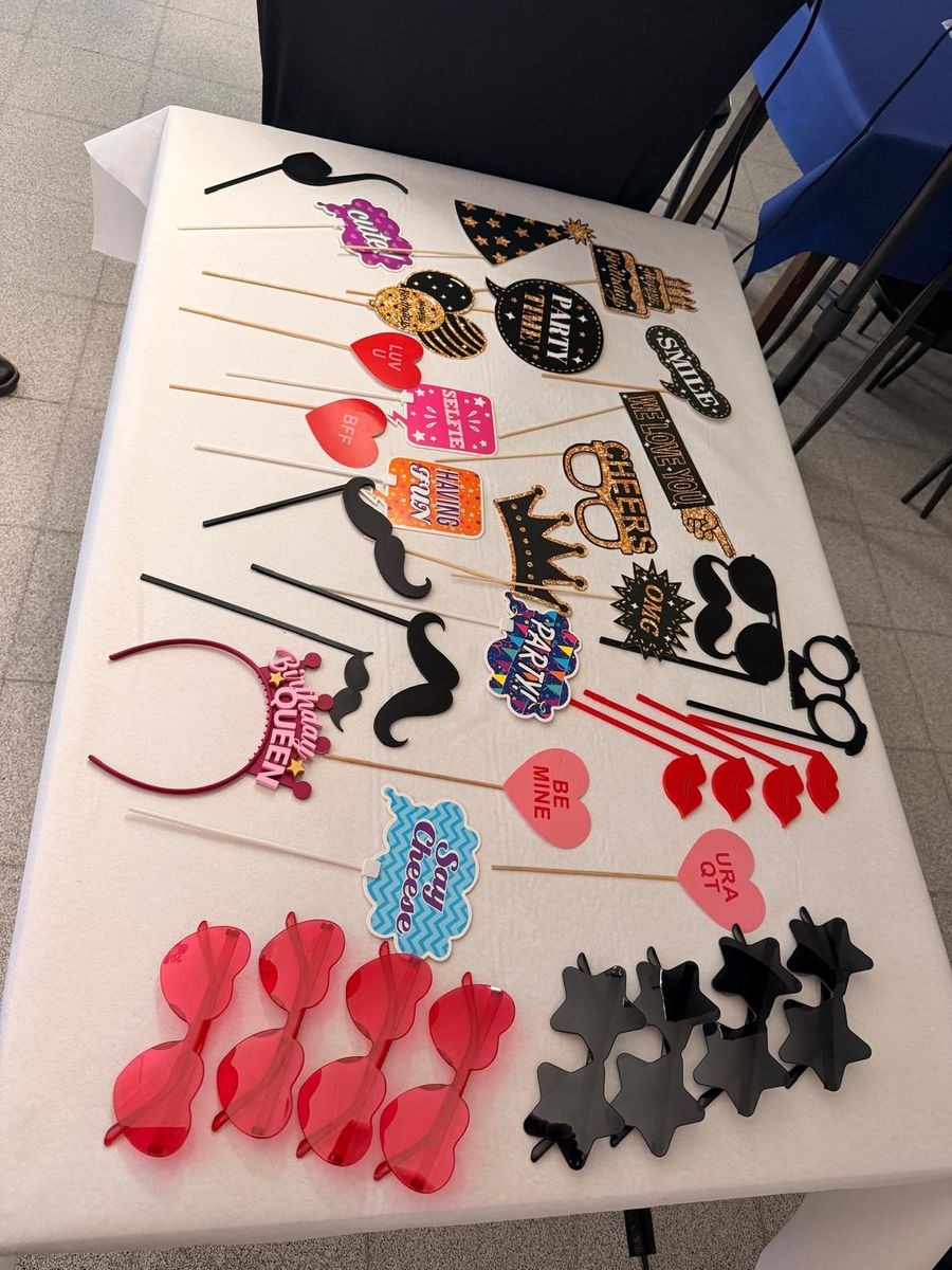 Tafel vol photobooth props: brillen, snorren, hoedjes en tekstbordjes