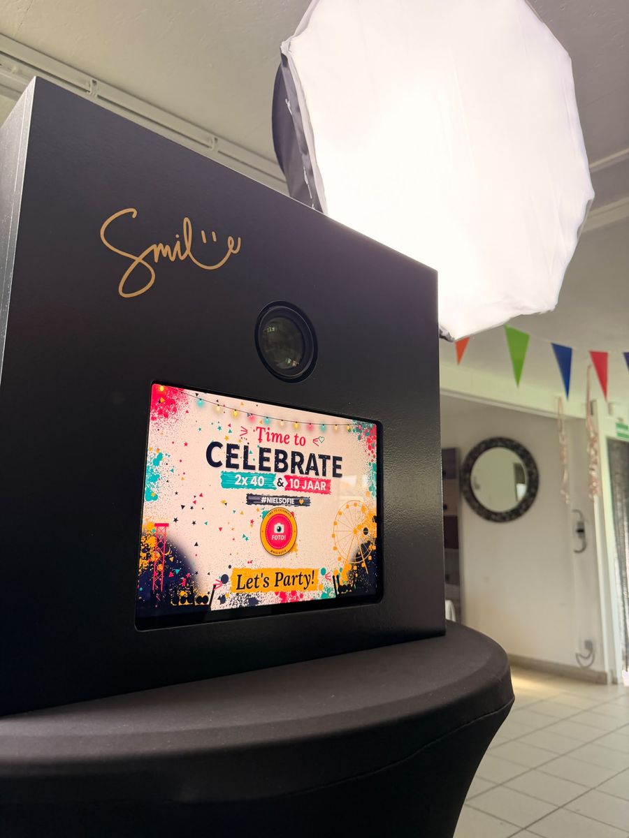 Close-up van de photobooth met een gepersonaliseerd startscherm voor een verjaardagsfeest