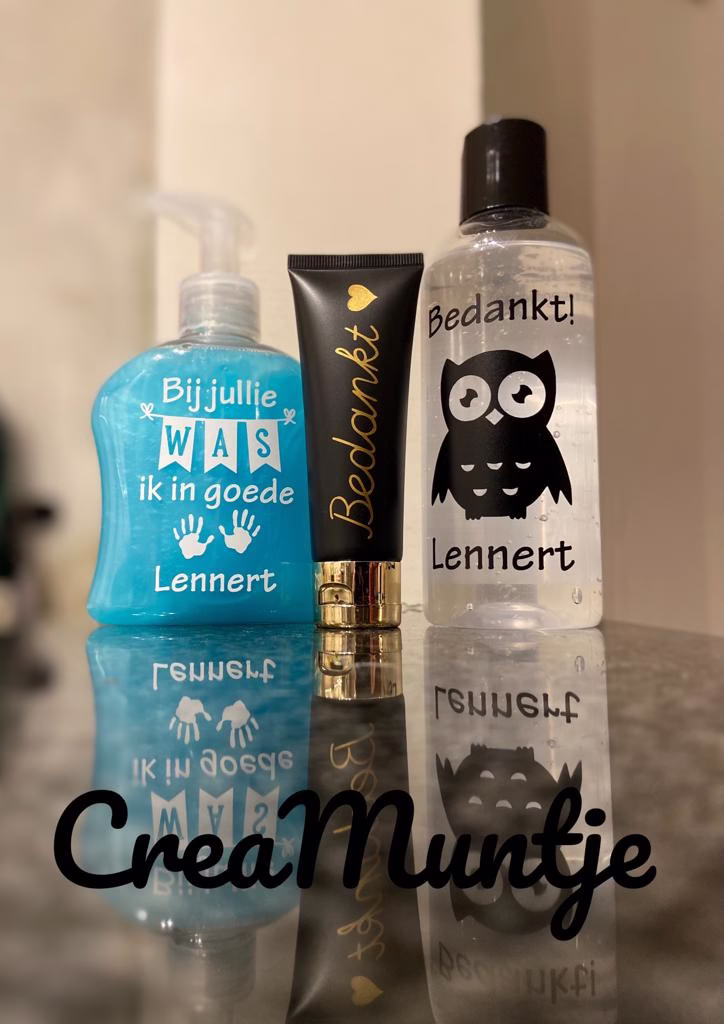 Sticker met logo op een fles