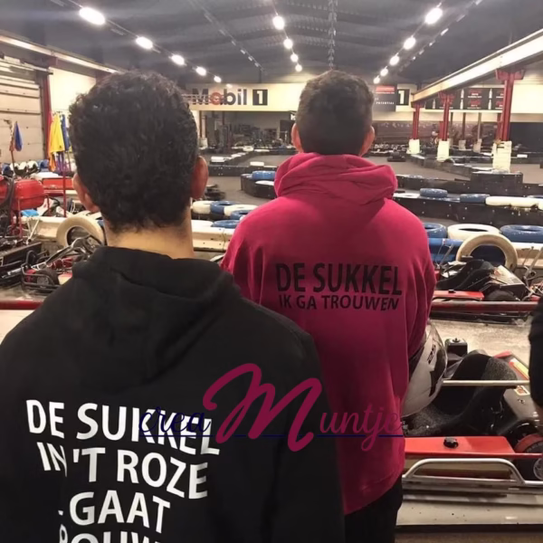 Matchende sweaters voor een vrijgezellenfeest