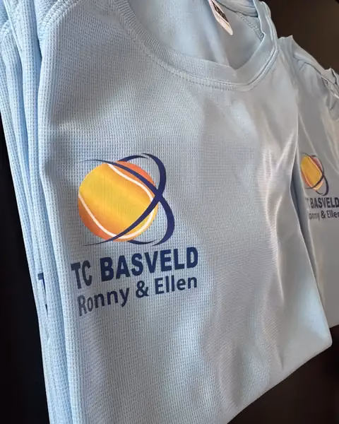 Lichtblauwe sportshirts met logo van TC Basveld