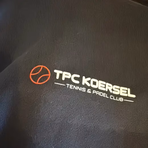 Donkerblauwe hoodie met logo van TPC Koersel