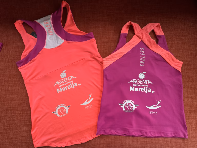 Padeltops voor dames met sponsorlogo's